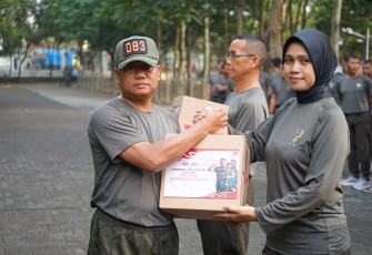 Danrem 083/Bdj Kolonel Inf Kohir saat memberikan tali asih, Selasa (5/8)