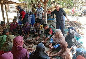 Babinsa Kendal Edukasi Pelatihan Pembuatan Pupuk Organik MOL/POC