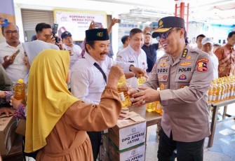 Irwasum Polri Komjen Pol Prof Dr Dedi Prasetyo saat pasar murah di Kabupaten Malang, Rabu (6/8)