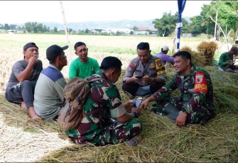 Wujud Kemanunggalan TNI dan Rakyat, Babinsa Lakukan Komsos Tak Mengenal Tempat