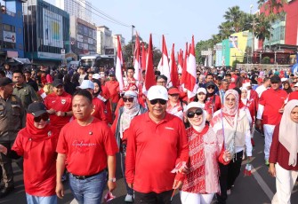 Dirjen Polpum Kemendagri Bahtiar Baharuddin bersama Walikota Depok Supian Suri bagikan ribuan bendera merah putih di CFD Kota Depok, Minggu (10/8)