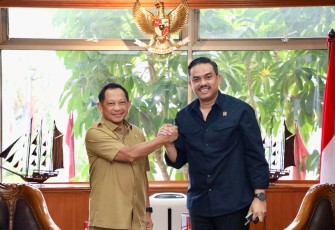 Mendagri Tito Karnavian bersama Menteri UMKM Maman Abdurrahman di Jakarta, Senin (11/8)