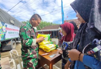 Antusias Warga Desa Poko Sambut Gerakan Pangan Murah Dari Kodim 0801/Pacitan