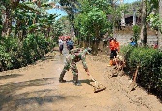 Kerja bakti bersihkan lumpur di wilayah desa binaan 