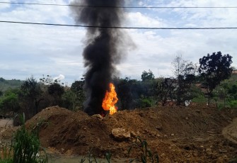 Salah satu lokasi sumur minyak illegal di Desa  Gandu, Kecamatan Bogorejo Kabupaten Blora yang berada ditengah pemukiman diberi garis polisi