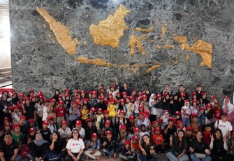 VP of Impact Beyond Banking PT Bank DBS Indonesia Riany Agustina bersama karyawan Bank DBS Indonesia mendampingi anak-anak dari komunitas rentan dalam kegiatan DBS x Mahija Mobile School di Monumen Nasional, Jakarta (22/08/2025)