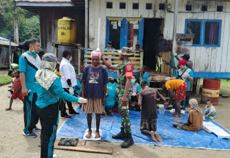 Babinsa Koramil 1710-01/Kokonao Dampingi Petugas Puskesmas Melaksanakan Pelayanan Kepada Masyarakat