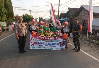 Babinsa Desa Banjarsari Amankan Karnaval HUT ke-80 RI