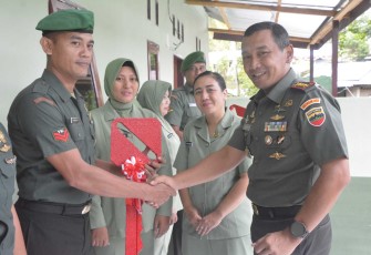Danrem 023/KS Kolonel Inf Jansen P Nainggolan saat menyerahkan simbolis kunci rumah dinas prajuritnya, Senin (25/8)