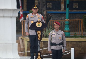 Kapolda Metro Jaya Irjen Pol Asep Edi Suheri bersama Wakapolda Metro Jaya memimpin apel pagi personel di Lapangan Presisi Ditlantas Polda Metro Jaya, Senin (25/8/2025) 