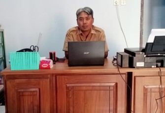 Sekretaris Desa Rejosari, Yuyus Adi Susanto, saat ditemui di ruang kerjanya, Senin (25/8/2025)