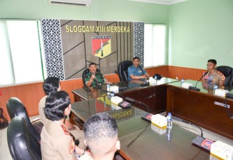 Kepala Kelompok Staf Ahli (Kapoksahli) Pangdam XIII/Merdeka, Brigjen TNI Wakhyono menerima audiensi delapan Taruna Akademi Angkatan Laut (AAL) yang sedang melaksanakan kegiatan on the job training (OJT) di wilayah Kodam XIII/Merdeka, Bertempat di Makodam, Selasa (26/8)