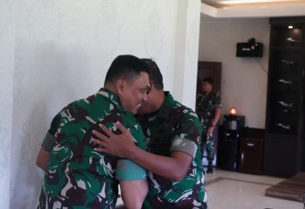 Pangdam XIII/Merdeka Mayjen TNI Suhardi menerima kunjungan kehormatan Pangdam XXIII/Palaka Wira, Mayjen TNI Jonathan Binsar Parluhutan Sianipar, bertempat di Makodam XIII/Merdeka, Selasa (26/8)
