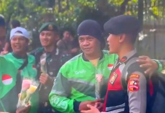 Aksi tebar mawar pengemudi ojol di Monas Jakarta 