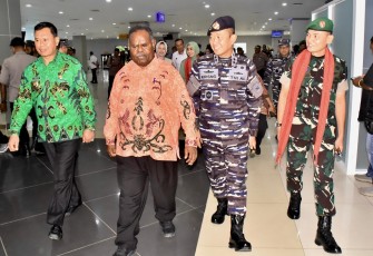 Pangkoarmada III Sambut Kedatangan Danrem 181/PVT di Bandara DEO Sorong