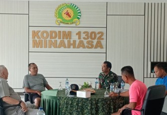 Pangdam XIII/Merdeka, Mayjen TNI Suhardi, melaksanakan Komunikasi Sosial (Komsos) bersama Tokoh Masyarakat Brigjen TNI (Purn) Rudolf Samuel Warouw dan Tokoh Agama Pastor RP. Ibrahim Riberu, OCD