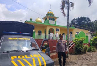 Kapolsek Ranowulu Iptu Teguh Pambudi saat melaksanakan pengamanan di salah satu masjid yang sedang memperingati Maulid Nabi Muhammad Saw sesuai arahan Kapolres Bitung, AKBP Albert Zai