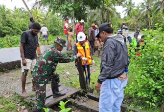 Babinsa Koramil 1710-07/Mapurujaya, Sertu Yulius Nampe bersama warga melaksanakan kerja bakti membersihkan drainase di wilayah binaannya, di Kampung Tipuka, Distrik Mimika Timur, Selasa (09/09/2025)