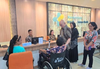 Direktur Medik dan Keperawatan RS Adam Malik Dr. dr. Otman Siregar, Sp.OT, Spine, MH menyapa pasien di loket khusus disabilitas di Instalasi Rawat Jalan
