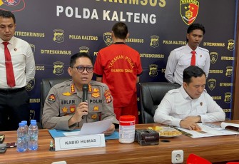 Kabidhumas Kombes Pol Erlan Munaji, S.IK., M.Si saat Melakukan Konferensi Pers 