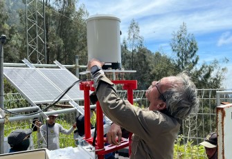 Pemasangan sensor peringatan dini  Automatic Rain Gauge (ARG) dan _Automatic Weather Station_ (AWS) di kawasan Gunung Semeru, Jawa Timur pada September 2025