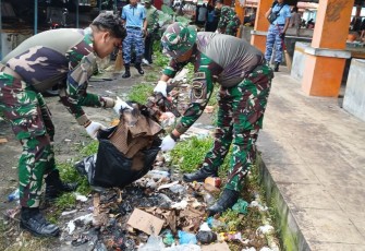 Kodim 1710/Mimika bersama Satuan TNI-Polri dan Komponen Masyarakat Gelar Kegiatan Karya Bakti Pembersihan Lingkungan Pasar