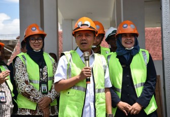 Wamendikdasmen Fajar Tinjau Revitalisasi SMK Farmasi Sekesal Hang Tuah Surabaya