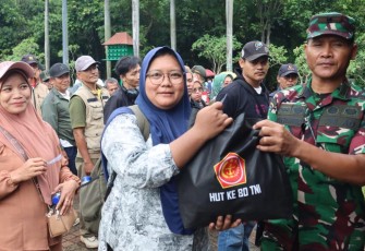 TNI Bagikan 15 Ribu Paket Sembako untuk Masyarakat di Monas