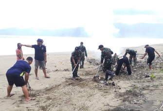 Aksi bersih pantai Blado Kabupaten Trenggalek 