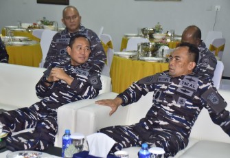 Pangkoarmada III Laksda TNI H Krisno Utomo bersama Dankodaeral XI Laksda TNI Monang H Sitompul 