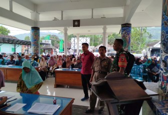 Babinsa Koramil 0801/07 Ngadirojo Dampingi Penyerahan KKS dan PKH di wilayahnya