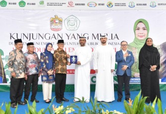 Mendes Yandri menerima cenderamata Dubes UEA di Serang, Banten, Selasa (30/9)9