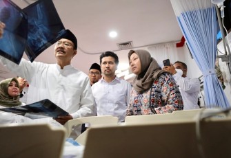 Menteri Sosial Saifullah Yusuf (Gus Ipul) menjenguk Syehlendra Haical, santri korban runtuhnya bangunan Pondok Pesantren Al-Khoziny Buduran Sidoarjo, di RSUD R.T Notopuro, Rabu (1/10/2025)