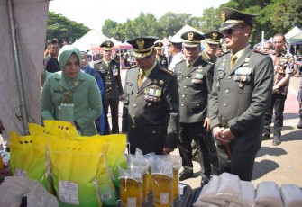 Danrem 083/Bdj Kolonel Inf Kohir menyambangi stand UMKM