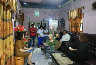 Tokoh pemuda Kota Bitung, Richaed Mamuntu bersama Anggota Komisi I DPRD Kota Bitung saat turun ke lokasi dan mendengarkan langsung aspirasi para karyawan CV. Multi Rempah