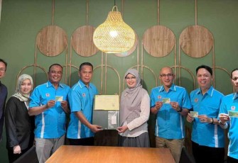 Ketua KONI Kota Depok, Herry Suprianto bersama Kepala BPJS Ketenagakerjaan Novarina Azli