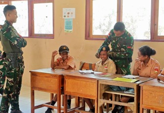 Antusias siswa mengikuti pembelajaran dari bapak tentara