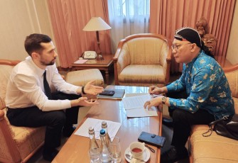 Pejabat Kedubes Rusia, Mr. Alexander Tumaykin (kiri) berdiskusi dengan Wilson Lalengke terkait seminar online internasional.