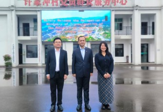 Mentrans M Iftitah Sulaiman Suryanagara saatmengunjungi kawasan transmigrasi Desa Xujiachong, Tiongkok, Senin (13/10)