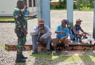 Babinsa Koramil Timika Komsos dengan Warga