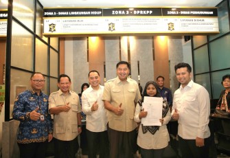 Menteri Dalam Negeri (Mendagri) Muhammad Tito Karnavian bersama Menteri Perumahan dan Kawasan Permukiman (PKP) Maruarar Sirait meninjau langsung Mal Pelayanan Publik (MPP) Kota Surabaya, Jawa Timur (Jatim), Jumat (17/10/2025)