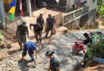 Rabat jalan di dusun Krajan desa Petungsinarang 