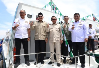 Menteri Dalam Negeri (Mendagri) Muhammad Tito Karnavian selaku Kepala Badan Nasional Pengelola Perbatasan (BNPP) menyaksikan penyerahan bantuan dua unit kapal layanan kesehatan bergerak Rumah Sehat Badan Amil Zakat Nasional (Baznas)