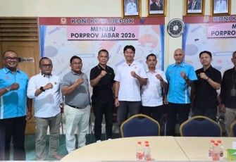 Ketua KONI Kota Depok, Herry Suprianto foto bersama jajaran KONI Banten di Depok