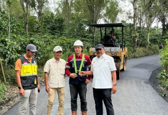 Wagub Mian meninjau progres pekerjaan jalan Simpang Air Lang – Desa Pelalo, Kabupaten Rejang Lebong, pada Jumat (24/10)