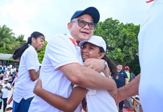 Pelukan hangat Mendikdasmen Abdul Mu'ti di Maluku