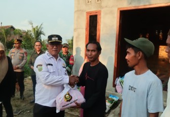 93 Orang Korban Bencana Alam Desa Taraman Jaya Terima Bansos dari Kapolres Oku Timur