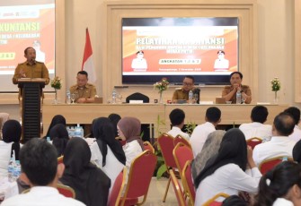 Bupati Rober Christanto memberikan pidato sambutan pembukaan pelatihan akuntansi pengurus bagi Kopdes Merah Putih, di Hotel Indah Palace, Tawangmangu, Senin (3/11/2025)