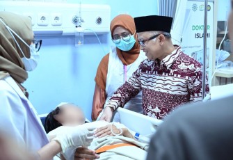 Wamendikdasmen Atip Latipulhayat menjenguk murid SMAN 72 Jakarta korban ledakan, Jum'at (7/11)