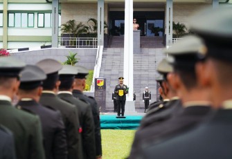 Kapoksahli Kodam XIII Merdeka saat membacakan amanat menteri sosial Republik Indonesia pada upacara peringatan hari pahlawan